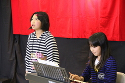 女の子たちが歌を歌っている写真です。