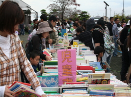 東松島市の皆さんが本を選んでいる写真です。