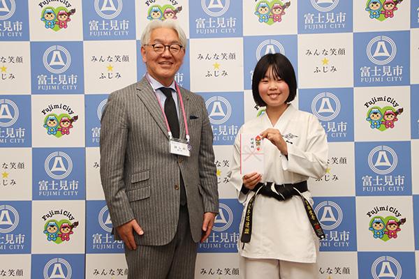 市長と齋藤さんの写真