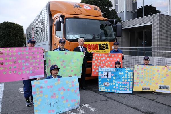 石川県七尾市へ支援物資を運搬する車両