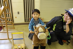 馬のおもちゃで遊んでいる子どもの写真です。