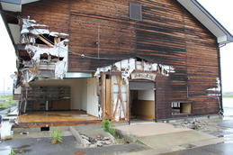 東松島市にある野蒜新町公民館の被災写真です。
