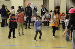 子どもたちとドッジボールをしている写真です。