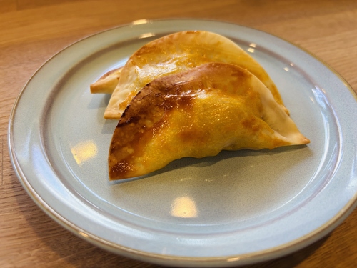 餃子の皮で作るアップルパイの写真