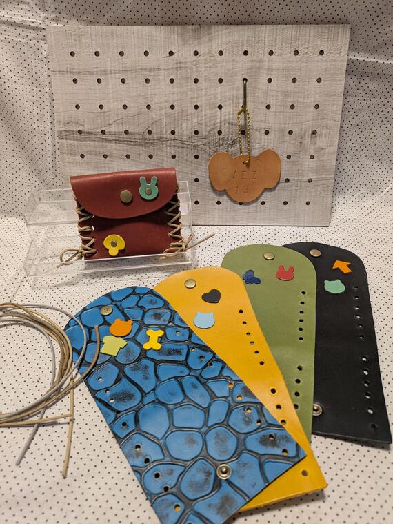 1．革小物入れとキーホルダーに刻印