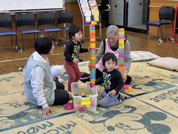 ブロックで遊ぶ写真