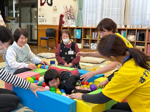 ボールプールに飛び込んでいる写真