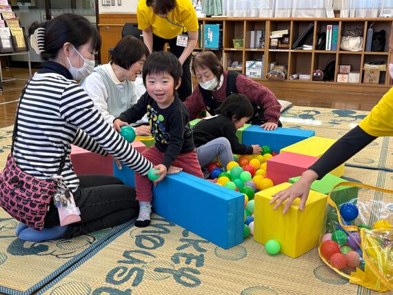 ボールで遊んでいる写真