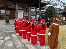 お寺でハンドベルの演奏披露