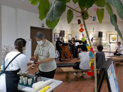 まちcafeでの演奏のようす