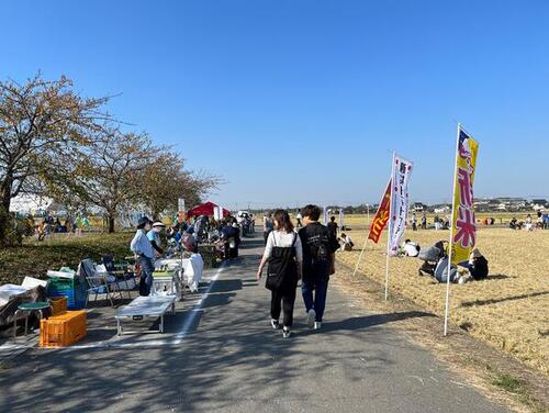 なんばた青空市場会場風景