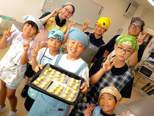 スノーボールクッキー作りでのみんなの笑顔のようす