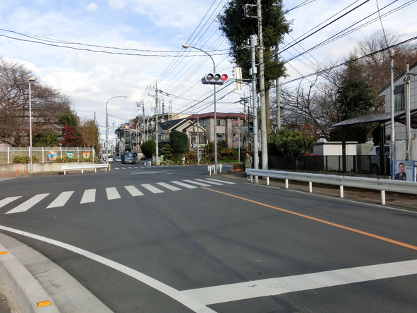 鶴瀬駅前交差点右折