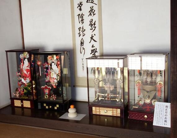 旧大澤家住宅奥座敷の床の間に飾られている羽子板と破魔弓