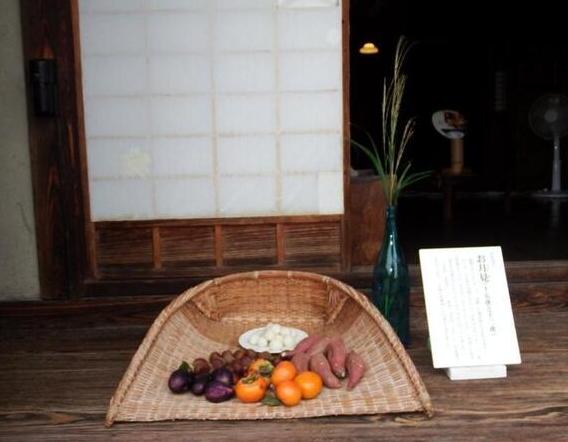 古民家の縁側にお月見飾り（ススキやダンゴ）