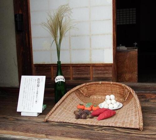 縁側に展示した紙粘土製の団子やサツマイモなど