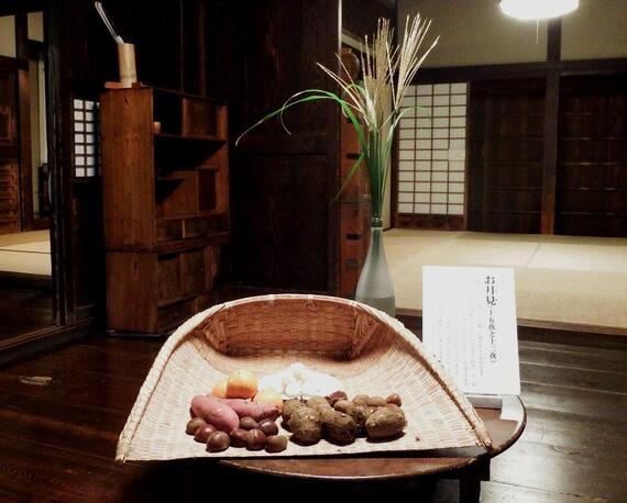 古民家の縁側にお月見飾り（ススキやダンゴ）
