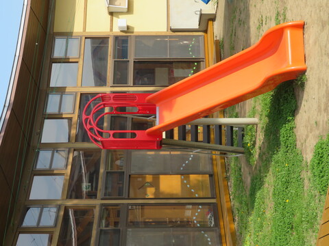 みずほ学園の園庭の遊具の写真