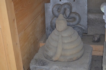 氷川神社弁天社の人頭蛇身像