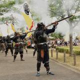 難波田城公園　6月　毎年6月に開催される難波田城祭りを楽しみに出かける。それは火縄銃の見物と写真撮影である。タイミングよくシャッターが切れると喜びはひとしおです。（藤田興二さん（市内在住）撮影）