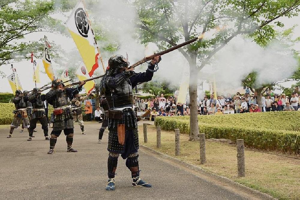 難波田城公園　6月　毎年6月に開催される難波田城祭りを楽しみに出かける。それは火縄銃の見物と写真撮影である。タイミングよくシャッターが切れると喜びはひとしおです。（藤田興二さん（市内在住）撮影）