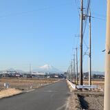 南畑付近　2024年12月　早朝のマラソンコースで、電柱が富士山に向けて続き、抜け感が素晴らしいです（堀川政昭さん（市内在住）撮影）