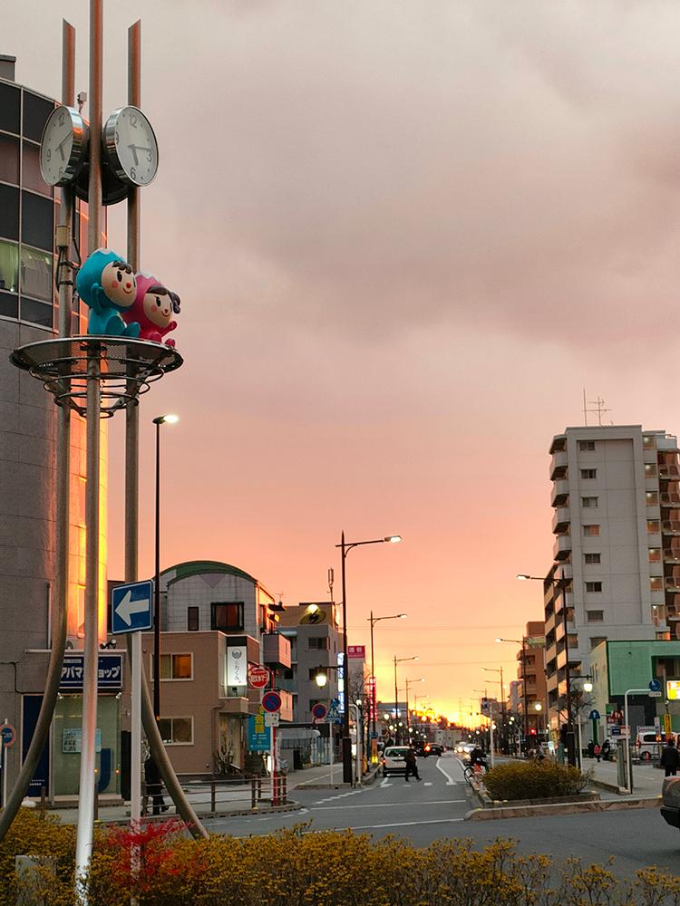 鶴瀬駅西口　2月　ふわっぴーが夕日に輝いていて、心がホッとなごみました。（なぽさん（市内在住）撮影）