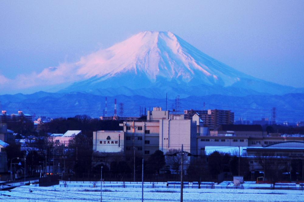 下南畑　2月　前夜に少し雪が降ったが、当日の朝は快晴。くっきりと富士がよく見えたので撮影開始。（藤田興二さん（市内在住）撮影）