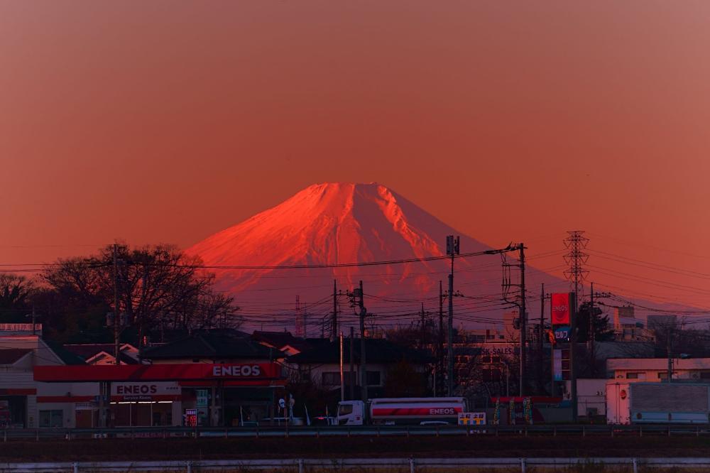 下南畑　12月　朝、ご近所の写真愛好家の方が散歩で会話が弾む中、幸運にも赤富士を撮影する事が出来ました。（阿部賢司さん撮影）