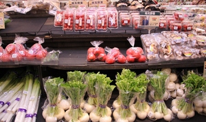 スーパーマーケットの野菜売り場