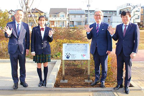 左から山口教育長、中谷さん、星野市長、斉藤議長の写真