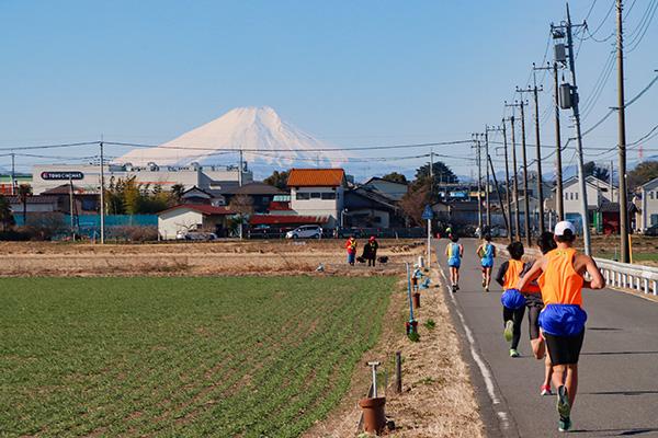富士山を望みながら走る姿