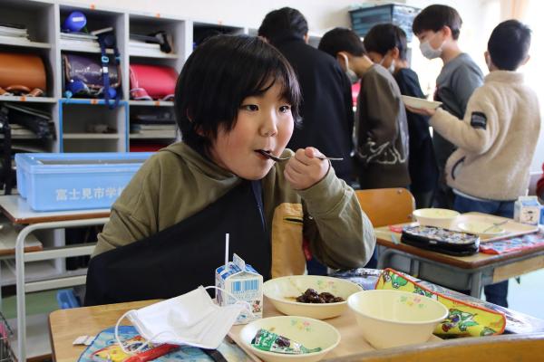 給食を食べる児童