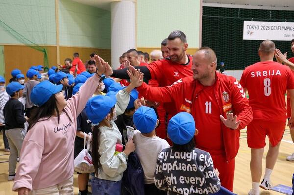 選手とハイタッチをする子どもたちの様子