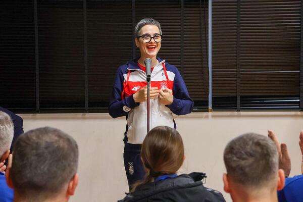 アレクサンドラ・コヴァチュ駐日セルビア共和国特命全権大使があいさつをする様子