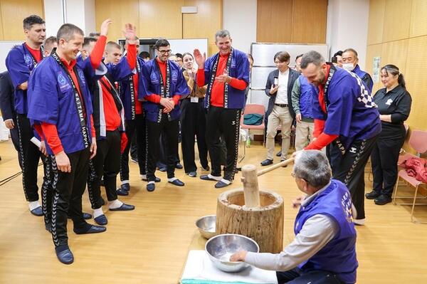選手が餅つきを体験する様子