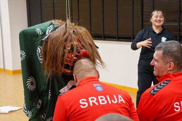 獅子舞に頭をかまれる様子