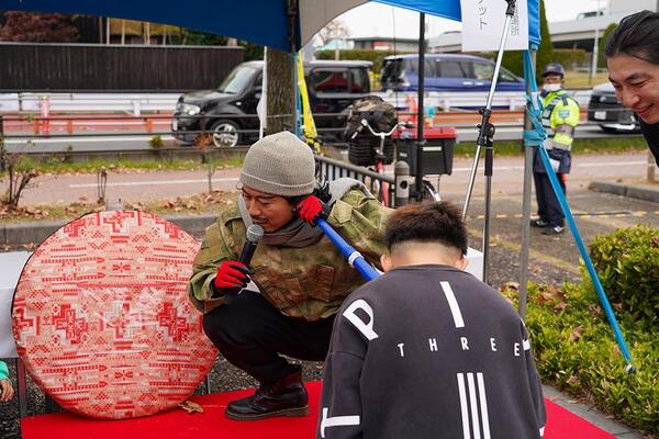 謎解きを耳打ちで回答している様子