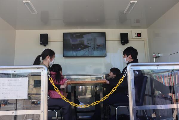 起震車で地震体験する写真