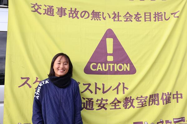 西中学校交通安全教室に参加して感想述べる生徒会長の田中さんの写真