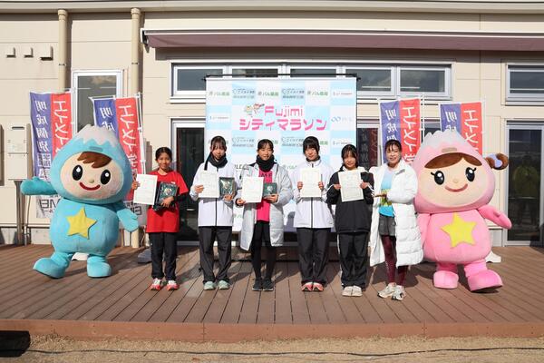 中学生女子クラスの入賞者の写真