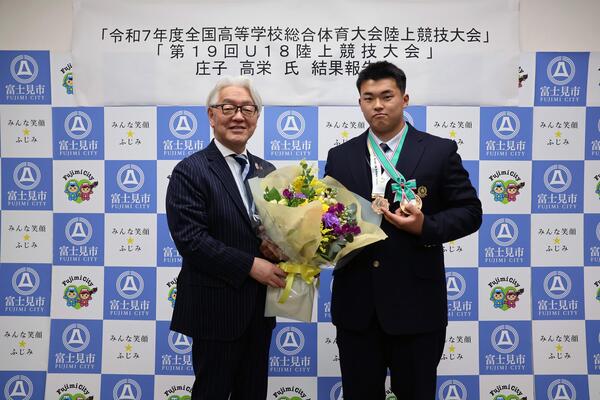 全国大会出場者の庄子さんと市長の写真