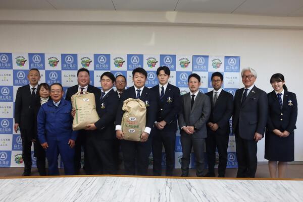 たんぼラグビー米の贈呈式の集合写真