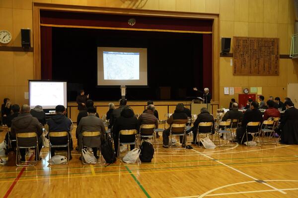 つるせ台小学校で開催された富士見市公共施設個別施設計画第1期実行計画（改訂案）と新庁舎建設基本設計の市民説明会の写真1枚目