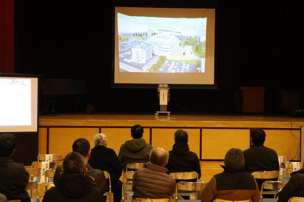 つるせ台小学校で開催された富士見市公共施設個別施設計画第1期実行計画（改訂案）と新庁舎建設基本設計の市民説明会の写真2枚目