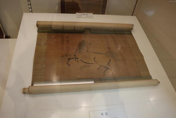 鶴馬の地名にちなむ掛け軸の写真