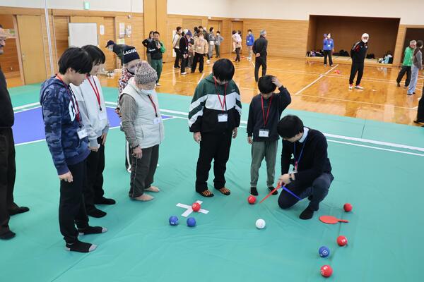 ボッチャを楽しむ参加者の写真