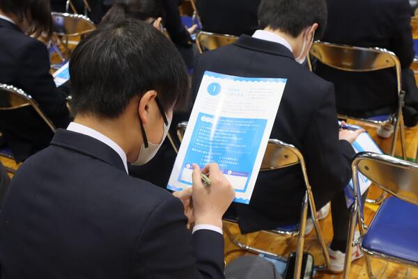 防窮教育プログラム開催の生徒写真