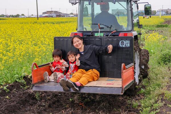 菜の花フェスタを訪れたご家族（農耕機乗車体験）