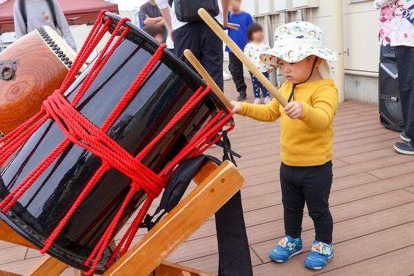 太鼓体験をする子ども
